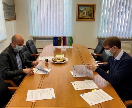 Podpis pogodbe z izvajalcem, direktorjem podjetja Vertikala-X Petrom Šulerjem (2)